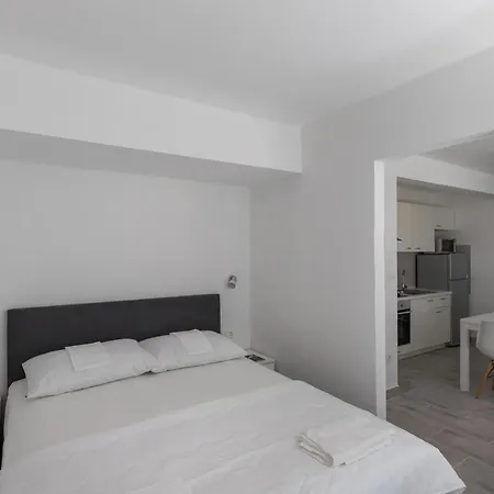 Lägenhet Batala Garden - Comfort One Bedroom With Patio And Garde...