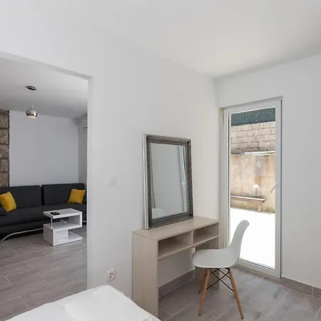 Batala Garden - Comfort One Bedroom With Patio And Garde...
